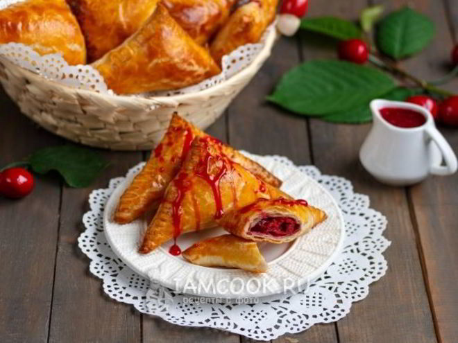 Рецепт пирожков с вишней из слоеного теста