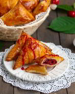 Пирожки с вишней из слоеного теста