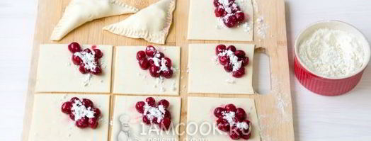 пирожки с вишней из слоеного теста. Шаг 13