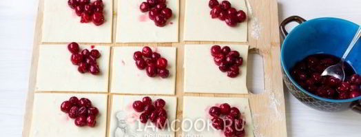 пирожки с вишней из слоеного теста. Шаг 9