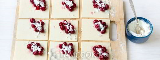 пирожки с вишней из слоеного теста. Шаг 10