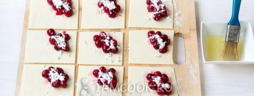 пирожки с вишней из слоеного теста. Шаг 12