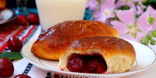 Пирожки с вишней в духовке