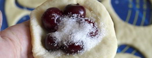 пирожки с вишней в духовке. Шаг 8