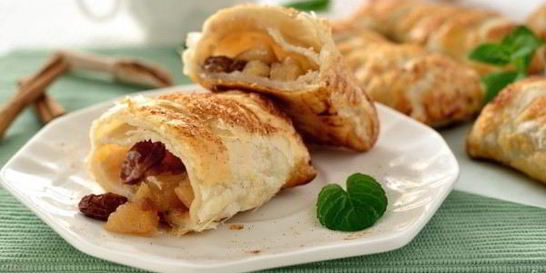 Пирожки с яблоками из слоеного теста