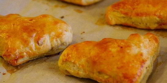 Пирожки с яйцом, сыром и ветчиной