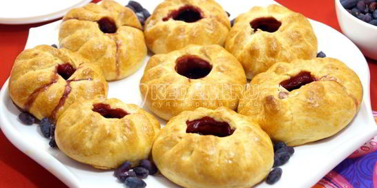 Пирожки в духовке с жимолостью