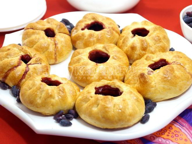 Рецепт пирожков в духовке с жимолостью