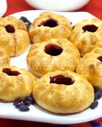 Пирожки в духовке с жимолостью