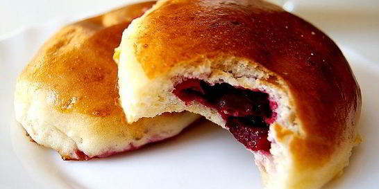 Сладкие пирожки с вишней