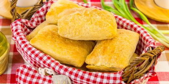 Слоеные пирожки с курицей и картофелем