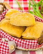 Слоеные пирожки с курицей и картофелем