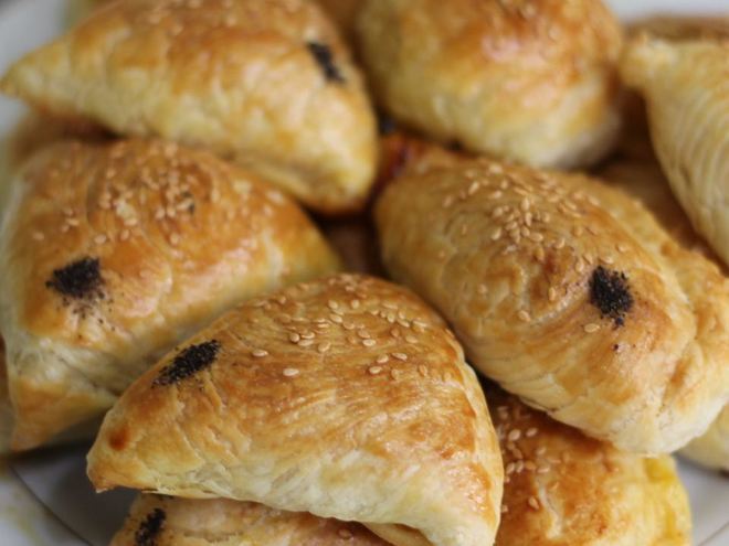 Рецепт слоеных пирожков с курицей, шпинатом и вялеными помидорами