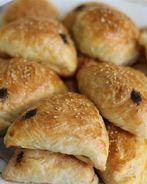 Слоеные пирожки с курицей, шпинатом и вялеными помидорами