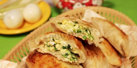 Слоеные пирожки с луком и яйцом