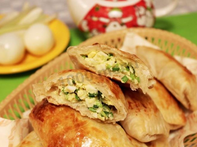 Рецепт слоеных пирожков с луком и яйцом