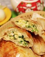 Слоеные пирожки с луком и яйцом
