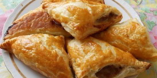 Слоеные пирожки с мясом