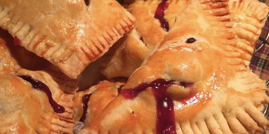 Слоеные пирожки с вишней на пиве