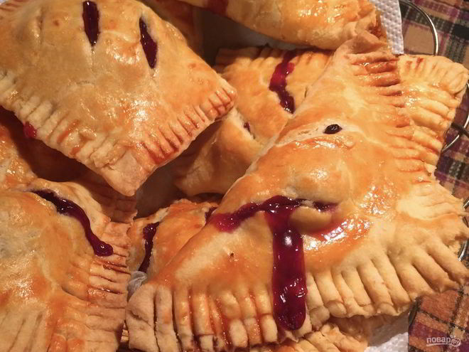 Рецепт слоеных пирожков с вишней на пиве