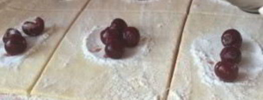 слоеные пирожки с вишней на пиве. Шаг 3
