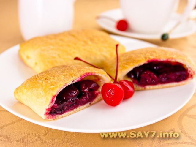 Рецепт слоеных пирожков с вишней