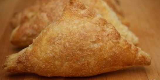 Слоеные пирожки с яблоками из готового теста