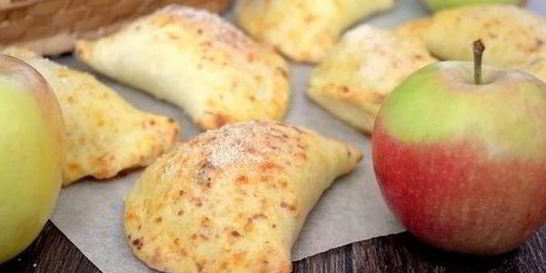 Творожные пирожки с начинкой из яблок