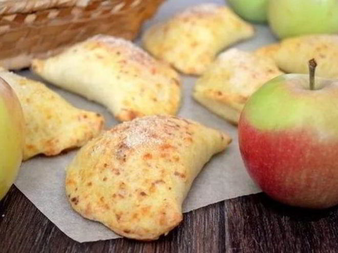 Рецепт творожных пирожков с начинкой из яблок