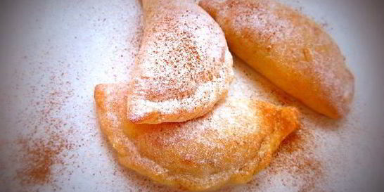 Творожные пирожки с яблоком и корицей