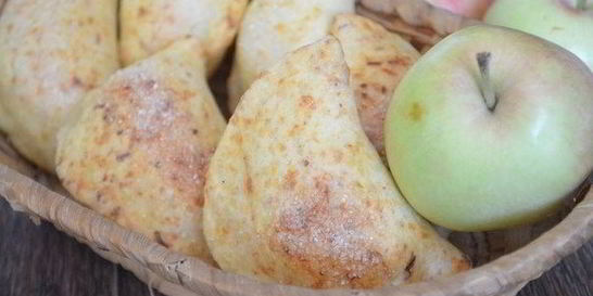 Яблочные пирожки из сырного теста