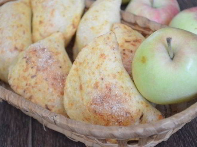 Рецепт яблочных пирожков из сырного теста