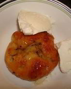 Яблочные пирожки в сливочно-ванильном соусе