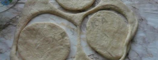 жареные дрожжевые пирожки с рисом яйцом и луком. Шаг 5