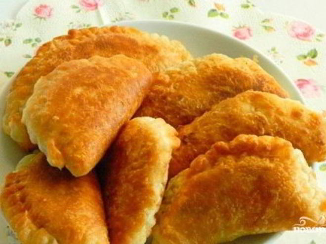 Рецепт жареных пирожков из слоеного теста