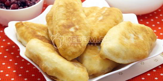 Жареные пирожки с клюквой