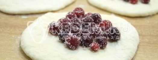 жареные пирожки с клюквой. Шаг 11