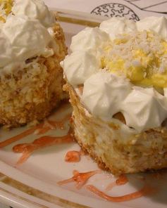 Бисквитные пирожные Маргаритки с заварным кремом и сливками