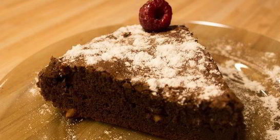 Брауни из горького шоколада с орехами