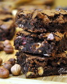 Брауни с фундуком и малиной