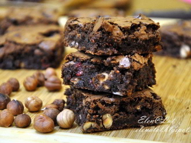 Рецепт брауни с фундуком и малиной