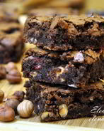 Брауни с фундуком и малиной