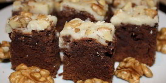Брауни с глазурью и орехами