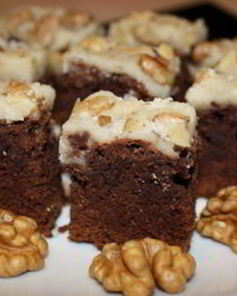 Брауни с глазурью и орехами