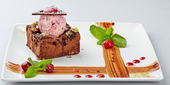 Брауни с клюквенным мороженым