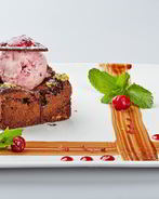 Брауни с клюквенным мороженым