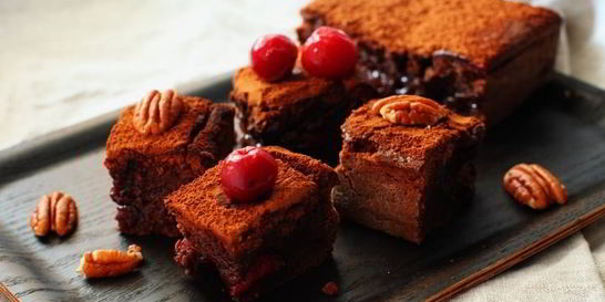 Брауни с вишней и орехами