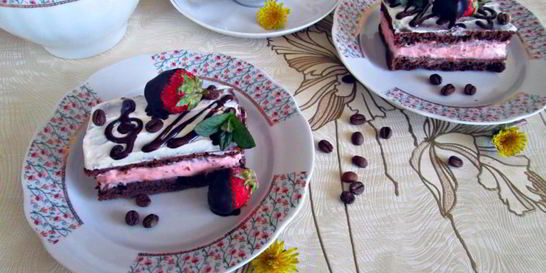 Кофейно-клубничное пирожное со сливочным кремом