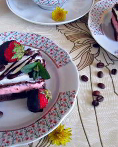 Кофейно-клубничное пирожное со сливочным кремом