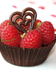 Корзинки с ганашем, брауни и малиной